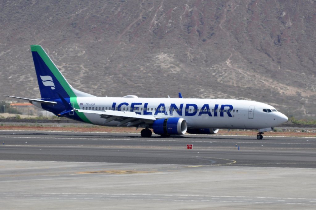 Icelandair Boeing 737 in Tenerife