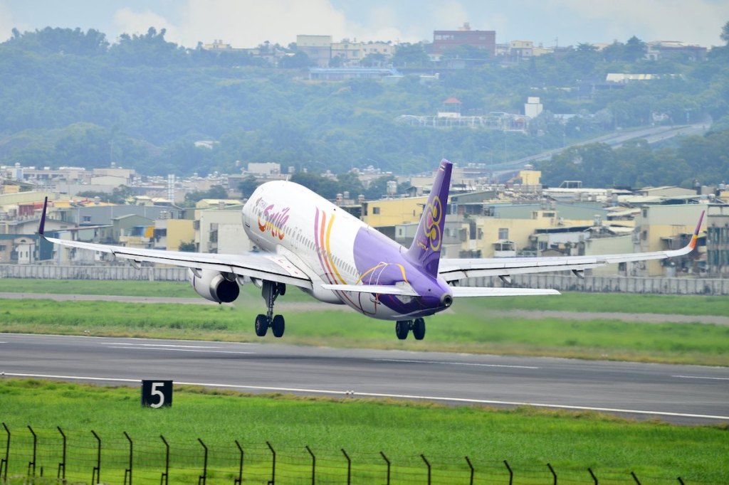 Thai Smile plane takesoff