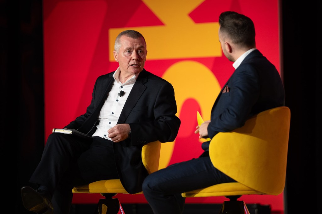 Willie Walsh on stage speaking to Skift's Gordon Smith